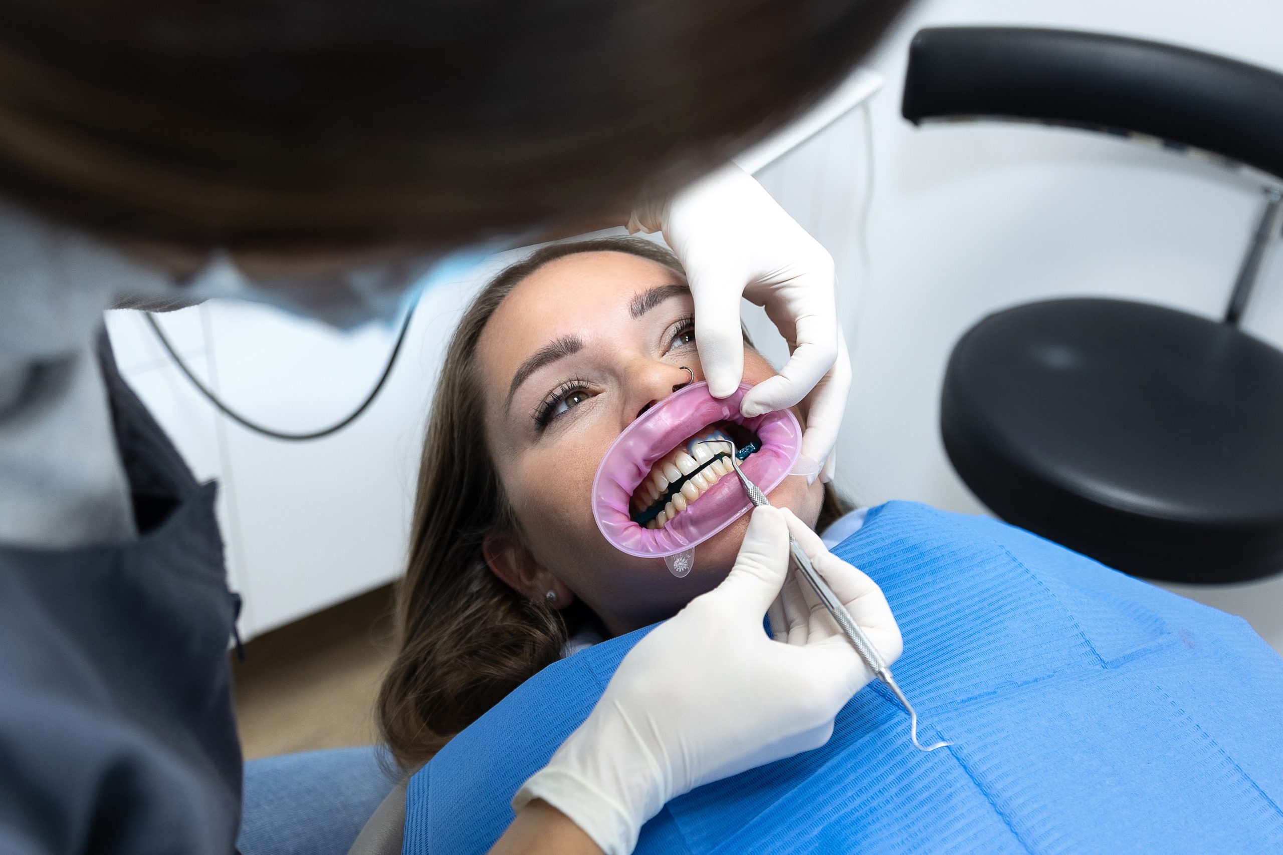 Revisión de ortodoncia dental de un dentista a una paciente