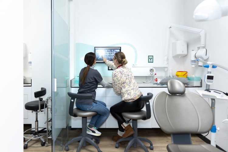 Quality Dental Martorell - Dentista revisando radiografia dental con paciente