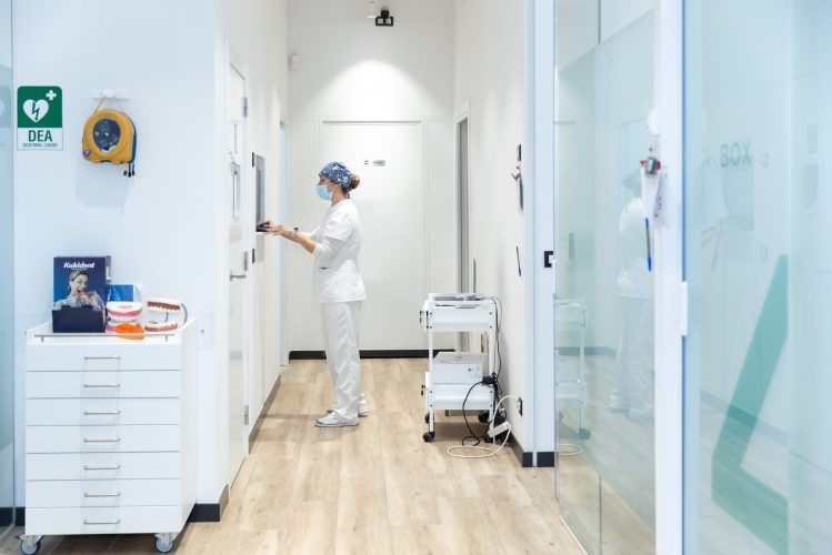 Quality Dental Martorell - Interior clinica dental martorell con dentista trabajando
